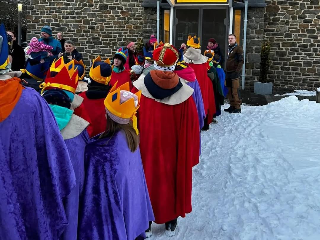 Die Sternsinger beim Einzug zum Dankgottesdienst