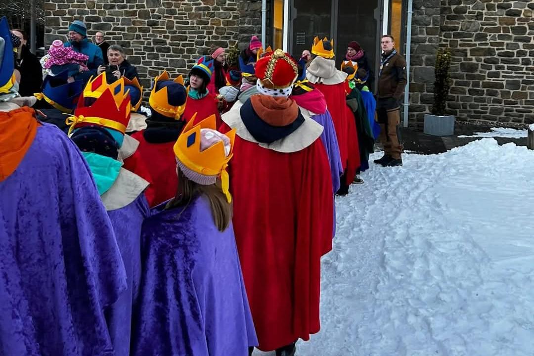 Die Sternsinger beim Einzug zum Dankgottesdienst