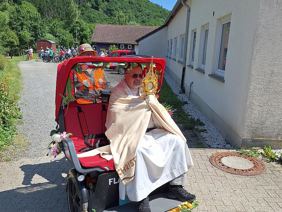 mit der Rikscha auf dem Weg zur Kirche