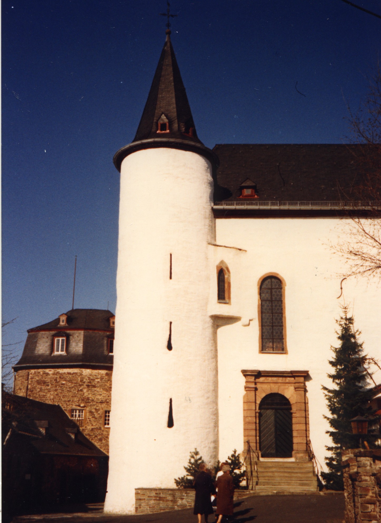 Wildenburg Kircheneingangsbereich (c) Von Wolfgarten - Eigenes Werk, CC BY-SA 2.0 de, https://commons.wikimedia.org/w/index.php?curid=18629152
