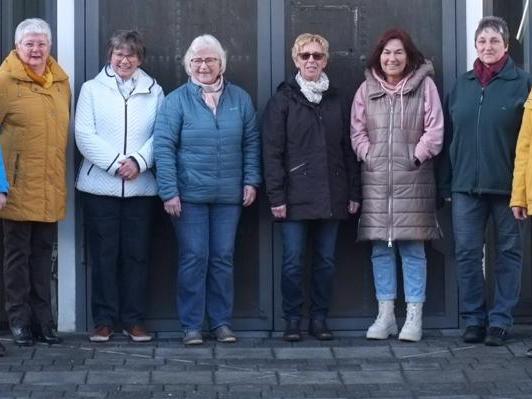 Der Vorstand mit den Helferinnen