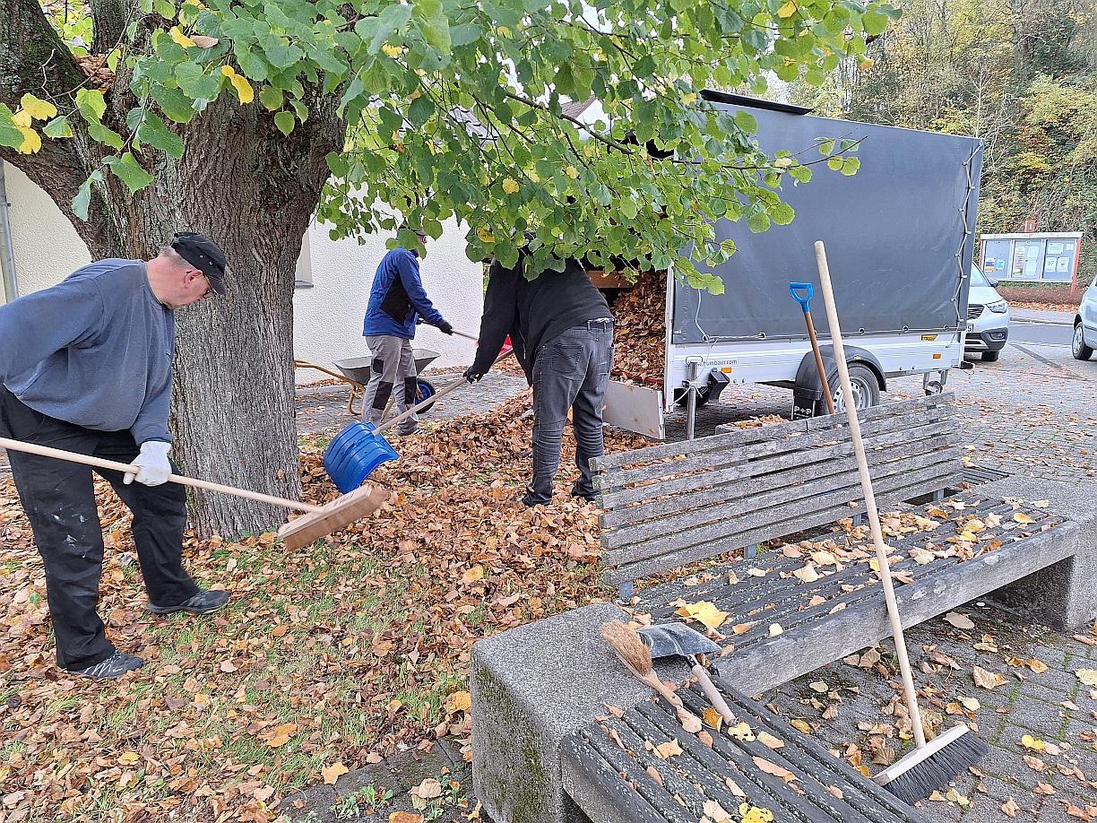 Reinigung um die Kirche, Pfarrheim und Kindergartn