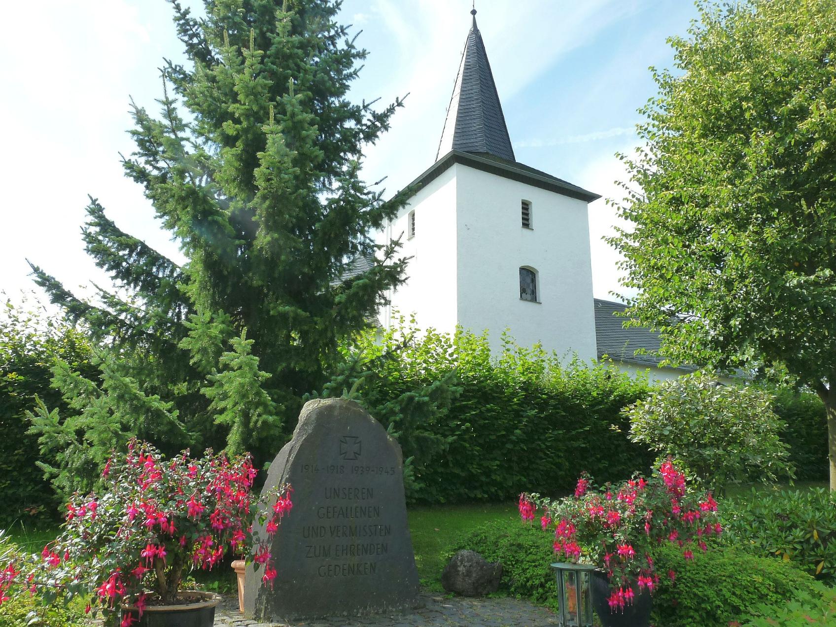 Die Kapelle St. Luzia mit Kriegerdenkmal (c) Werner Katzinski