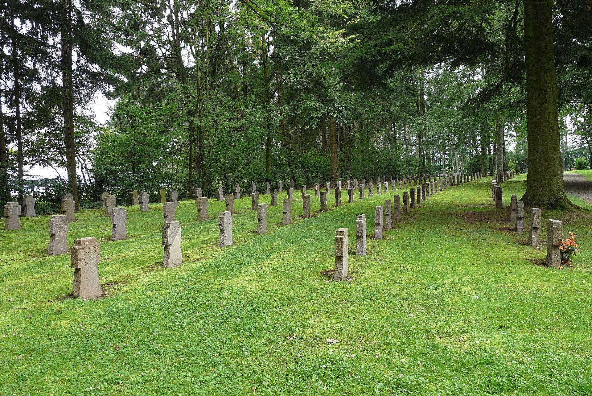 Soldatenfriedhof - Grabreihen (c) Werner Katzinski